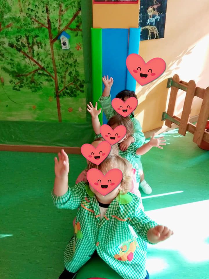 Un grupo de niños con corazones en sus caras.