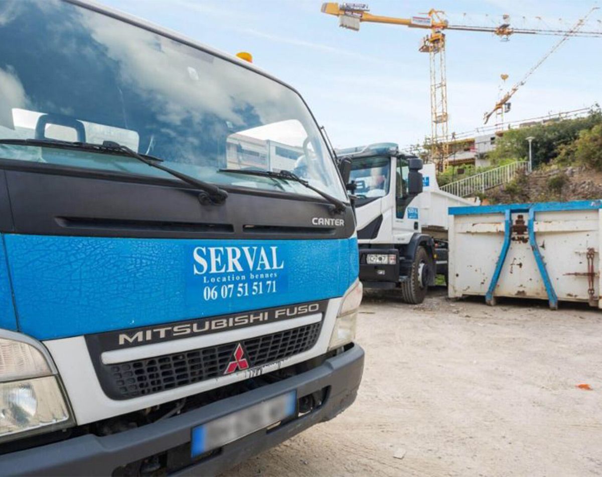 Camion-benne  de la société SERVAL stationné sur un parking privé
