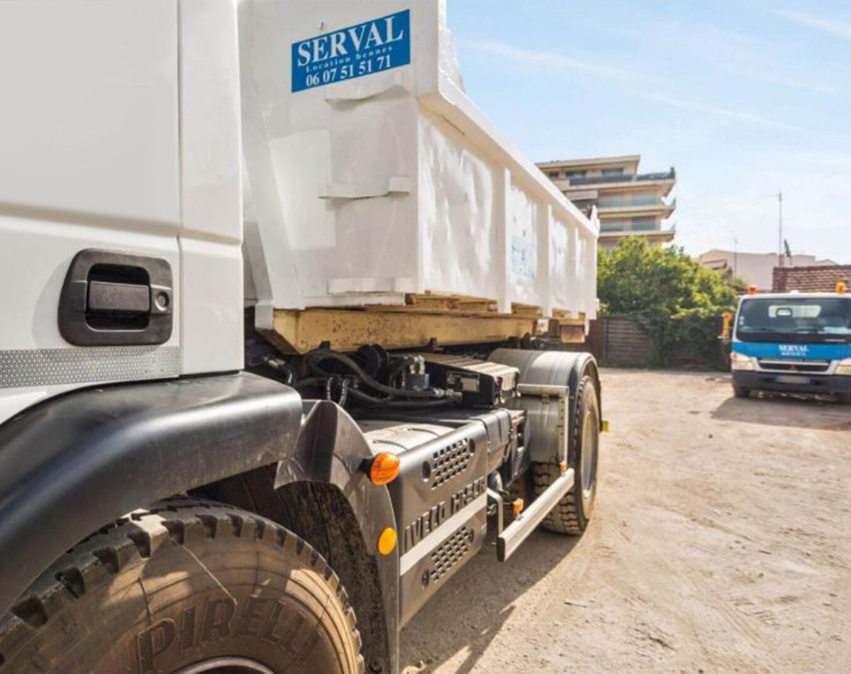 Benne d'un camion stationné sur un parking de la société SERVAL