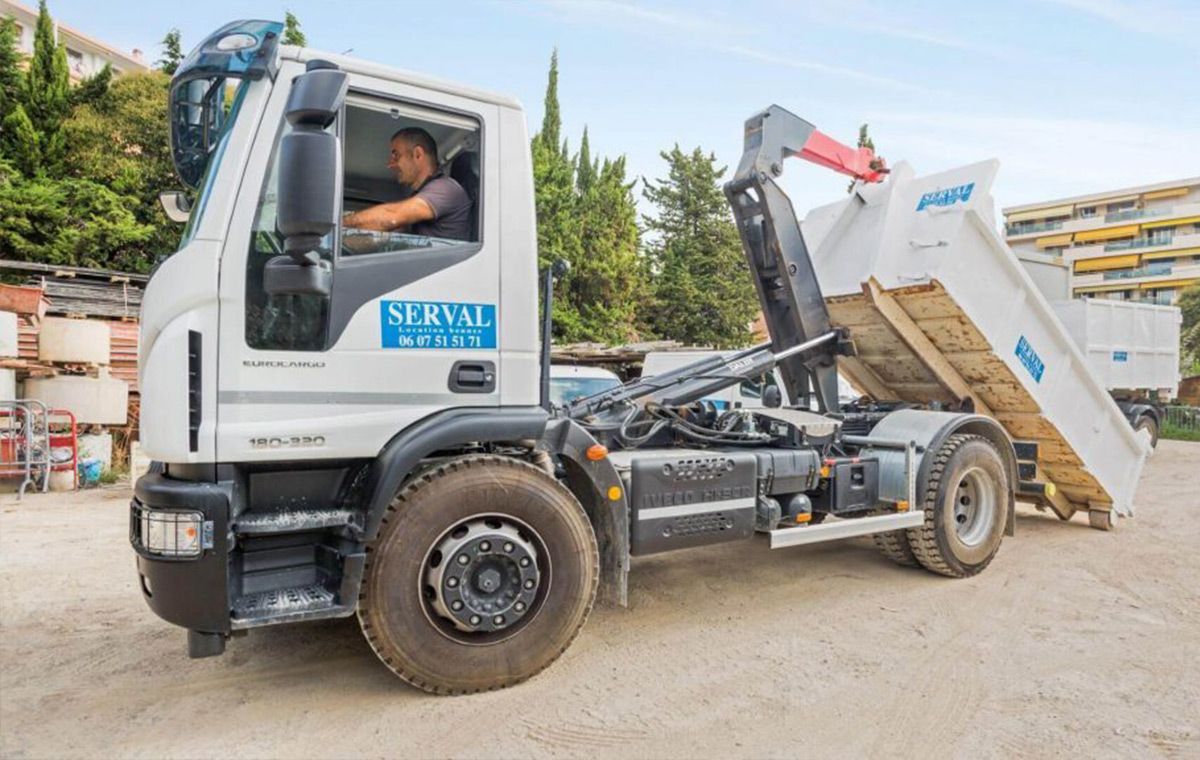 Camion-benne conduit par un chauffeur de la société SERVAL