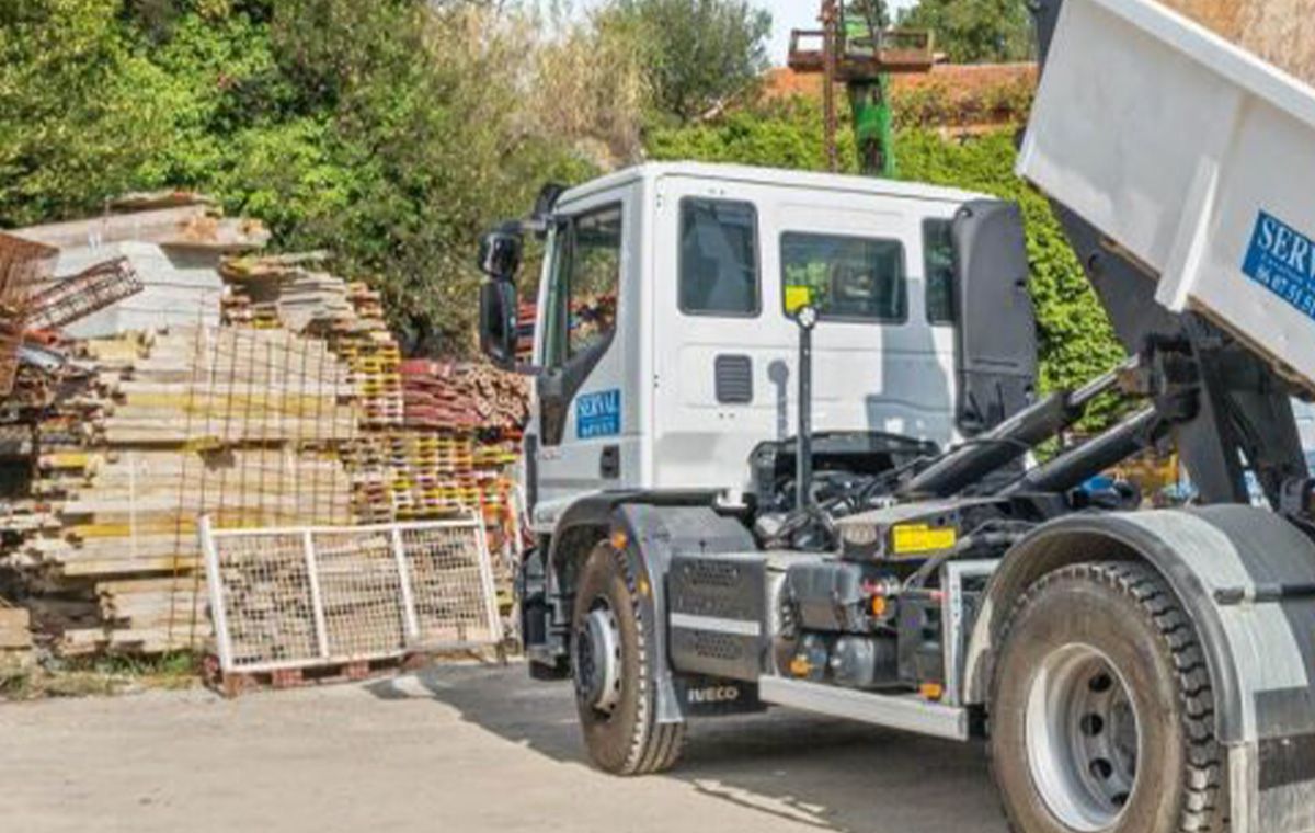 Camion-benne appartenant à la société SERVAL