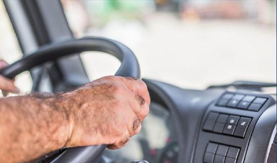 Main posée sur un volant