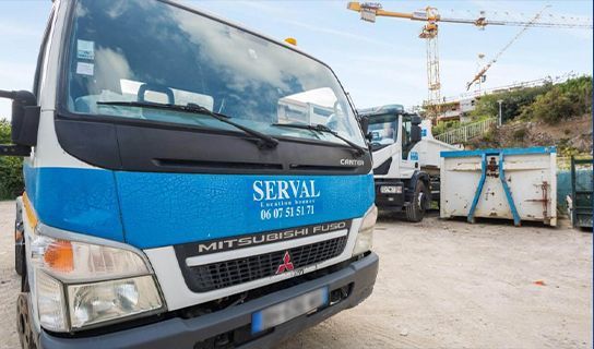 Cabine d'un camion de la société S.A.R.L. SERVAL