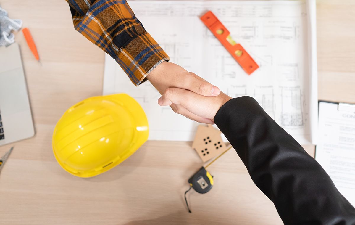 Poignée de main dans un bureau de chantier 