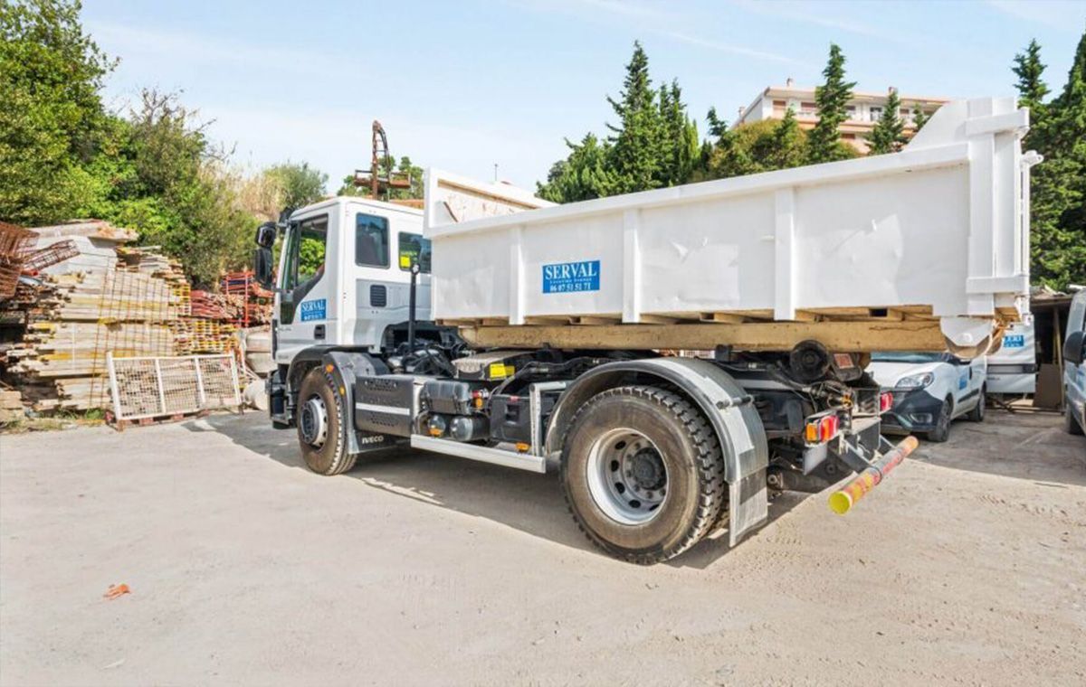 Camion-benne stationné 