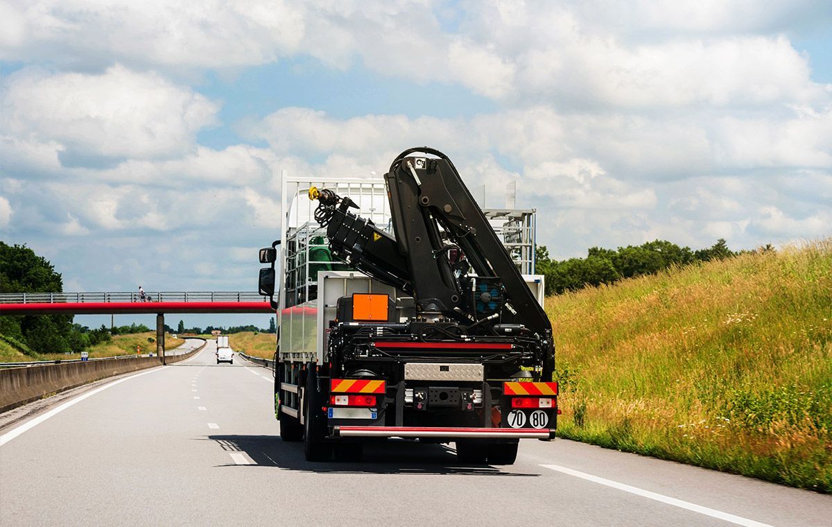 Camion benne avec une grue 