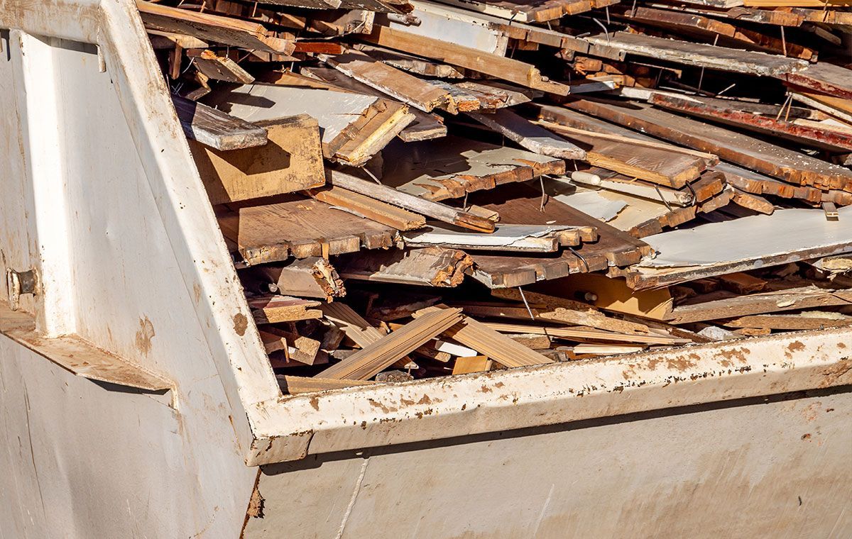 Benne comportant des planches de bois 