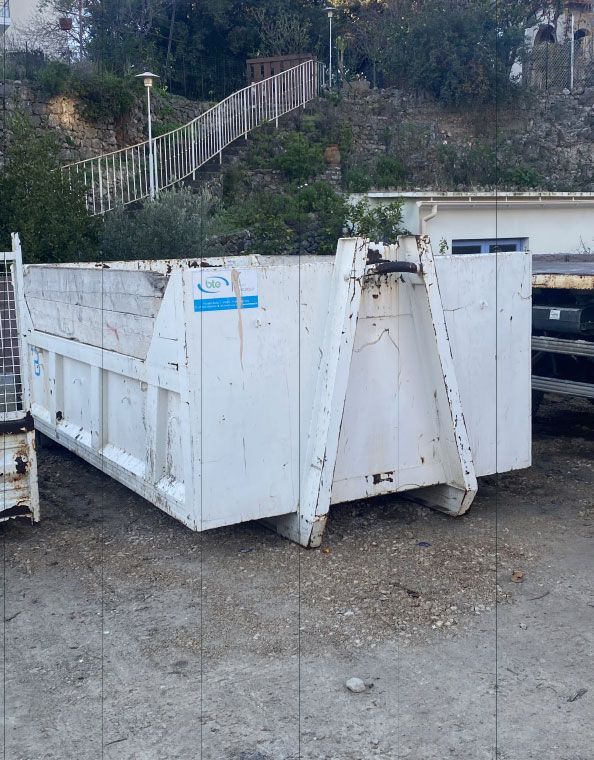 Benne appartenant à la société SERVAL