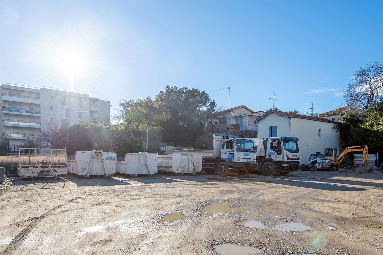 Terrain sur lequel se retrouve différents véhicules de la société SARL SERVAL