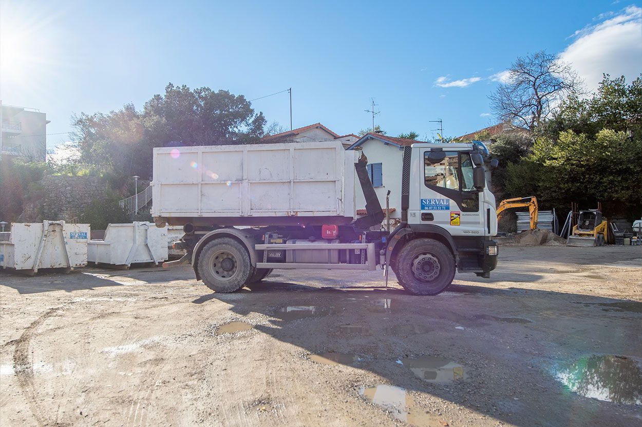 Camion doter d'un système Ampliroll appartenant à la société SARL SERVAL