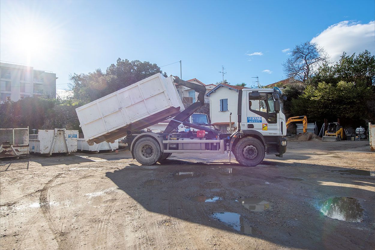 Camion  de la société SARL SERVAL doter d'un système Ampliroll