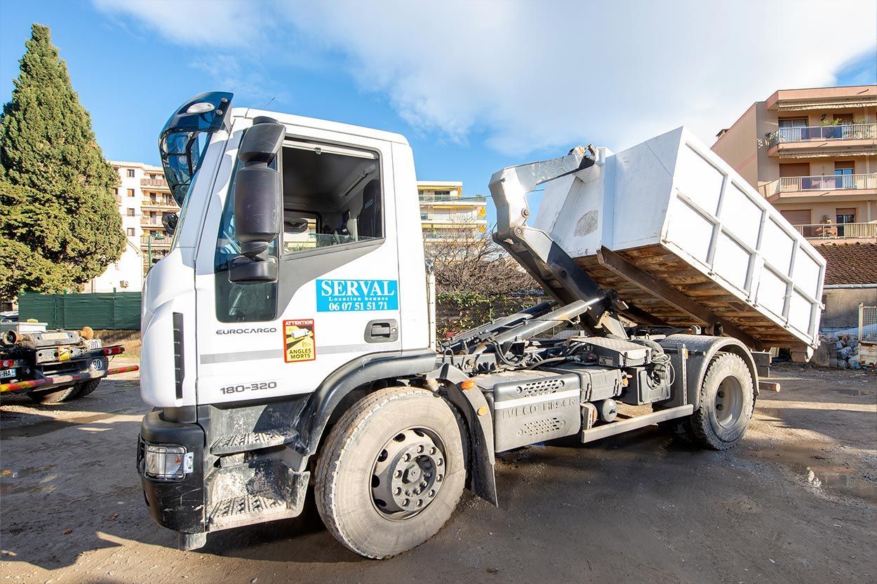 Camion  de la société SERVAL doter d'un système Ampliroll en cours de relevage