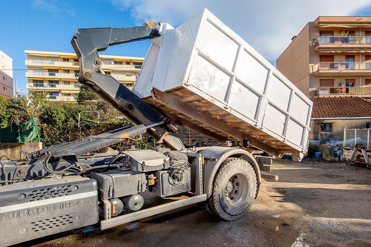 Camion  de la société SERVAL doter d'un système Ampliroll dont la benne est actuellement en cours de chargement