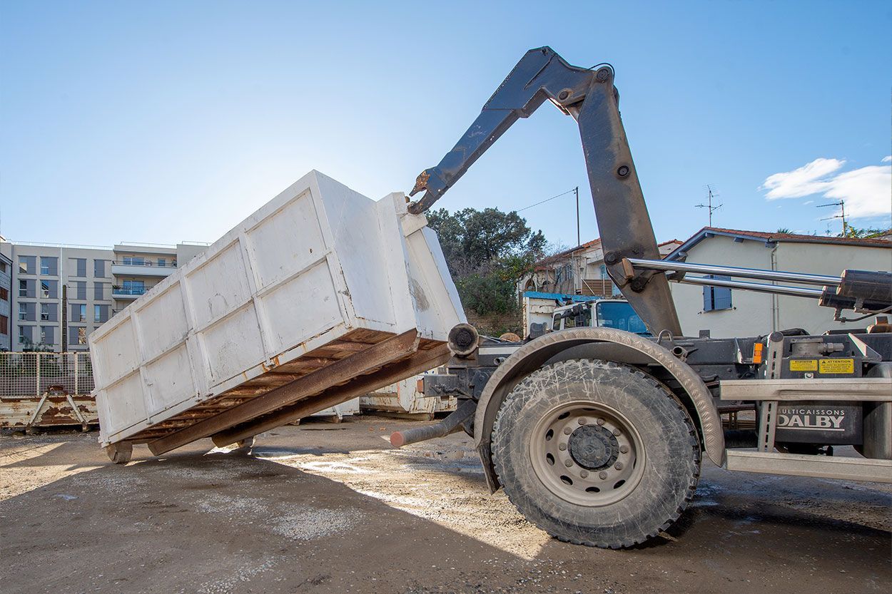 Camion doter d'un système Amplirol ldont la benne est actuellement en cours de chargement