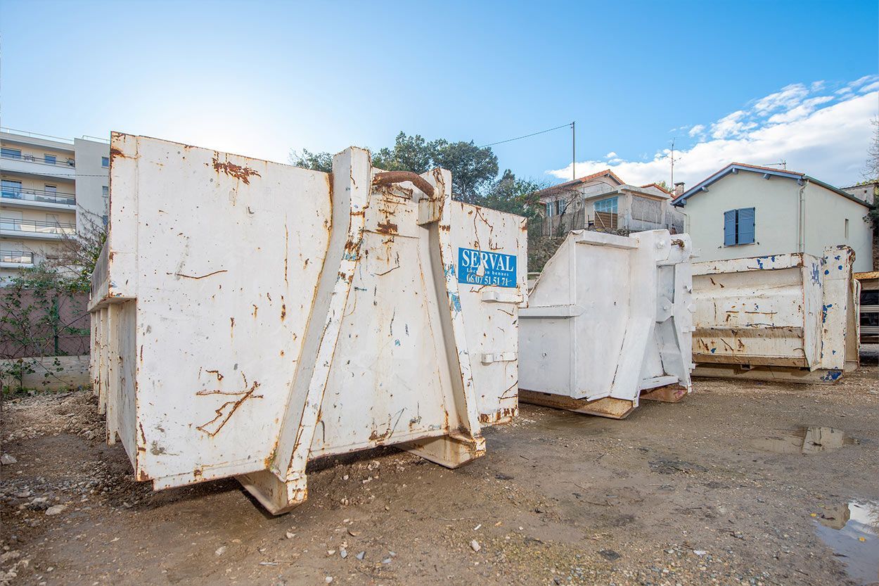 Bennes de la société SERVAL alignées les unes à côté des autres