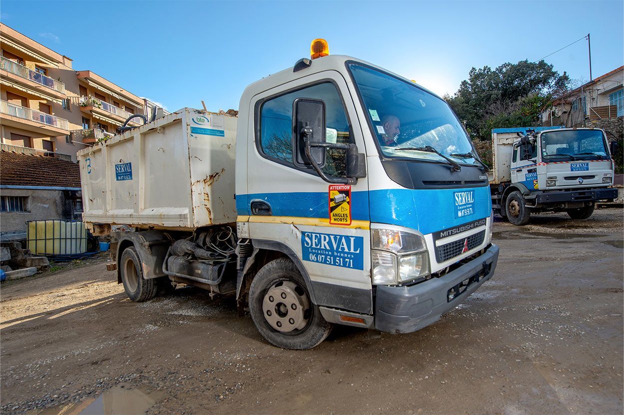 Camion de la société SERVAL garé sur un chantier de travaux publics