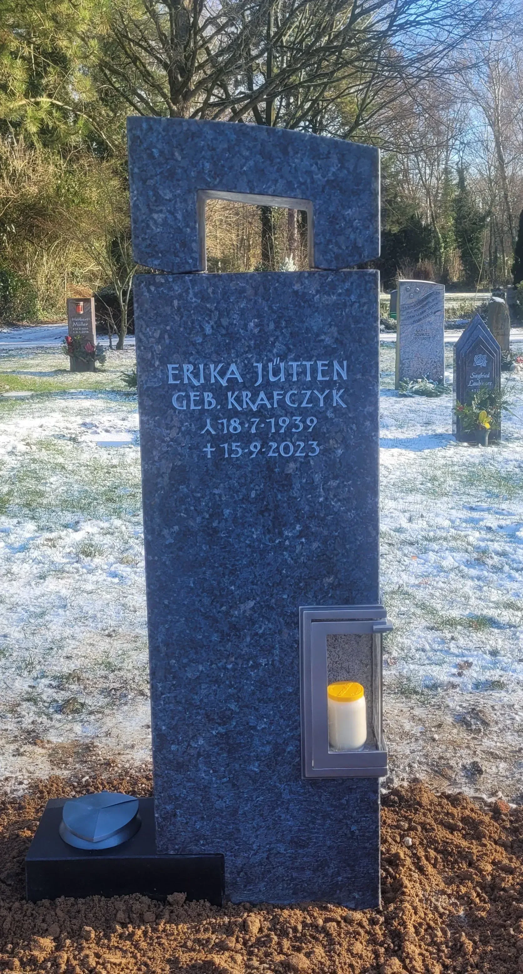 Blau schimmernder Naturstein mit einem rechteckigen Durchbruch in der Mitte.