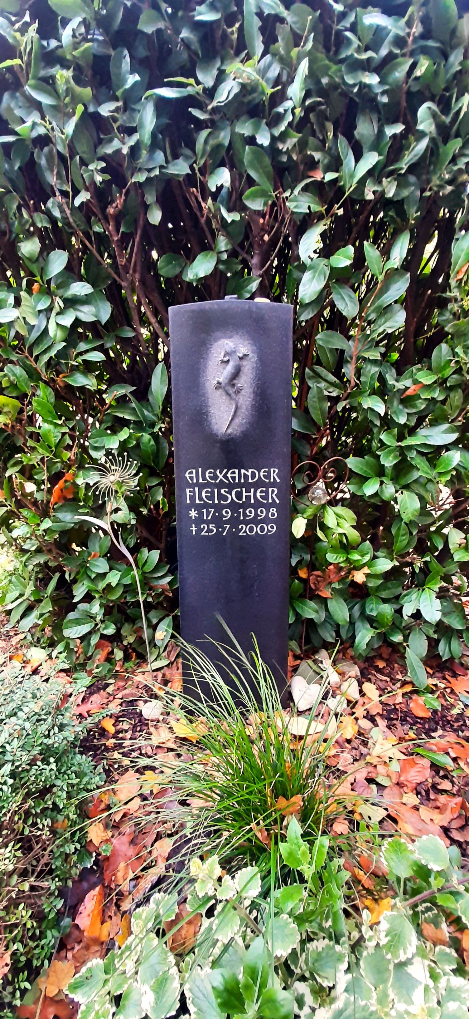 Grüne Bepflanzung als liebevolle Gestaltung eines Kindergrabes