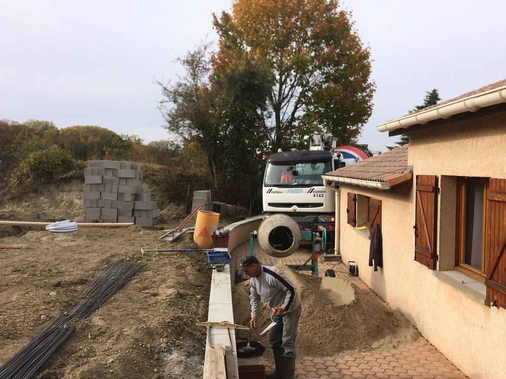 Artisan construisant un muret