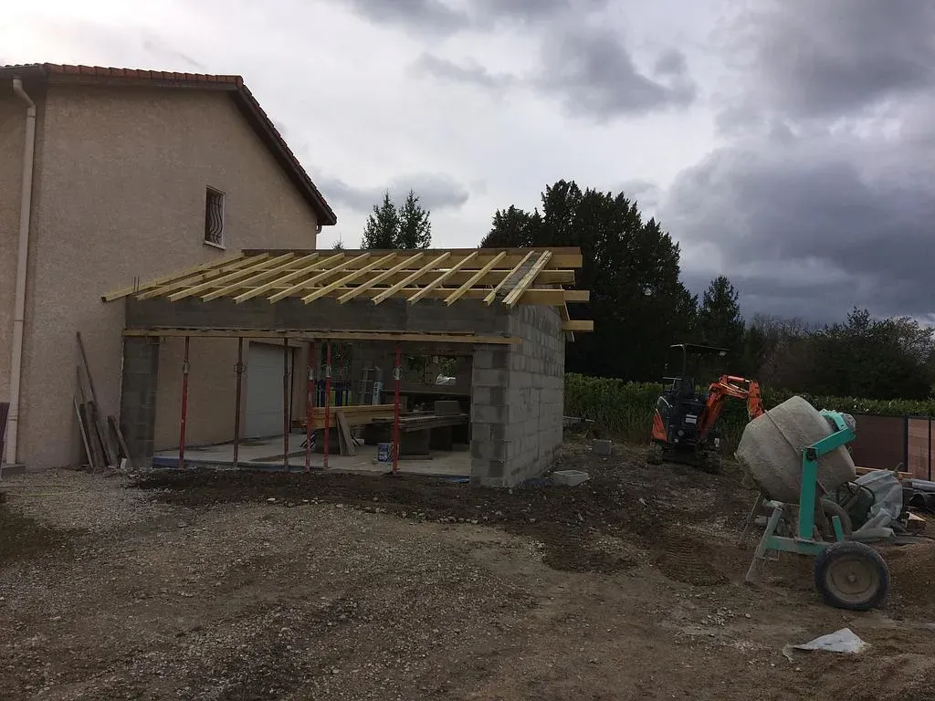 Garage avec une charpente en construction