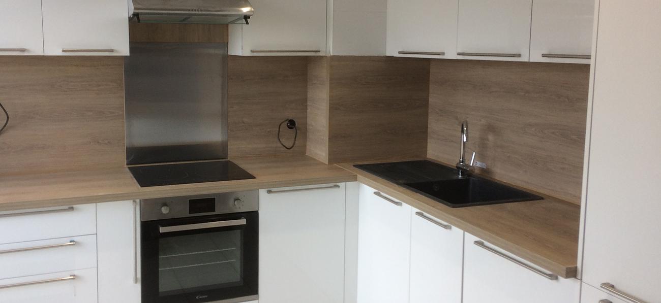 Cuisine de couleur blanche et imitation bois