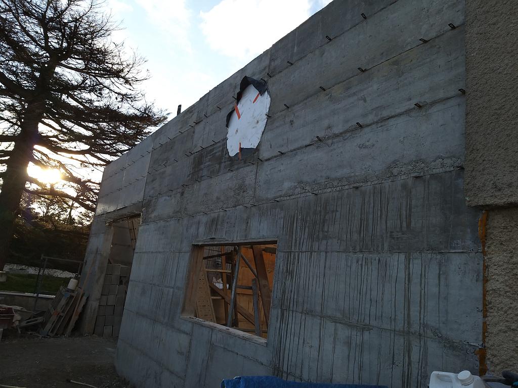 Chantier pour la construction d'un mur gris