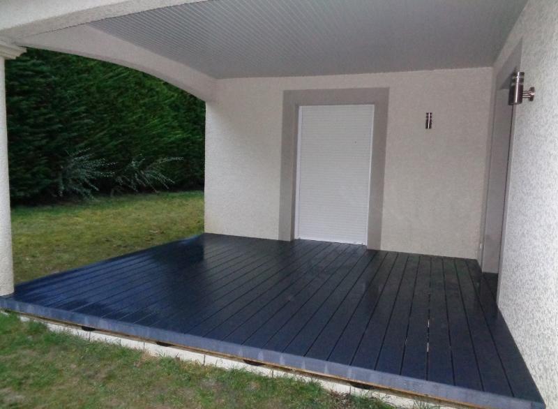 Terrasse simple en bois noir