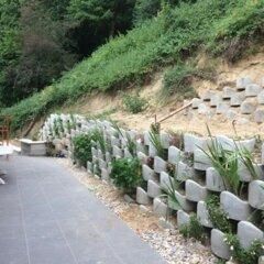 Muret en pierre construit en quadrillé