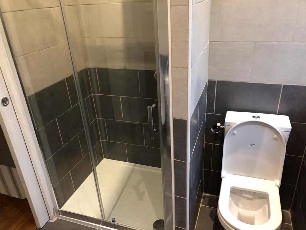 Salle de bains avec douche noire et blanche