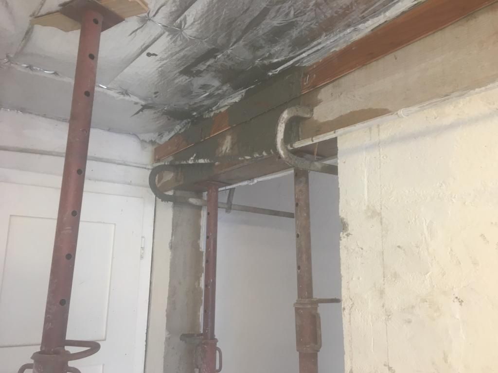 Poutre en métal soutenant la couverture