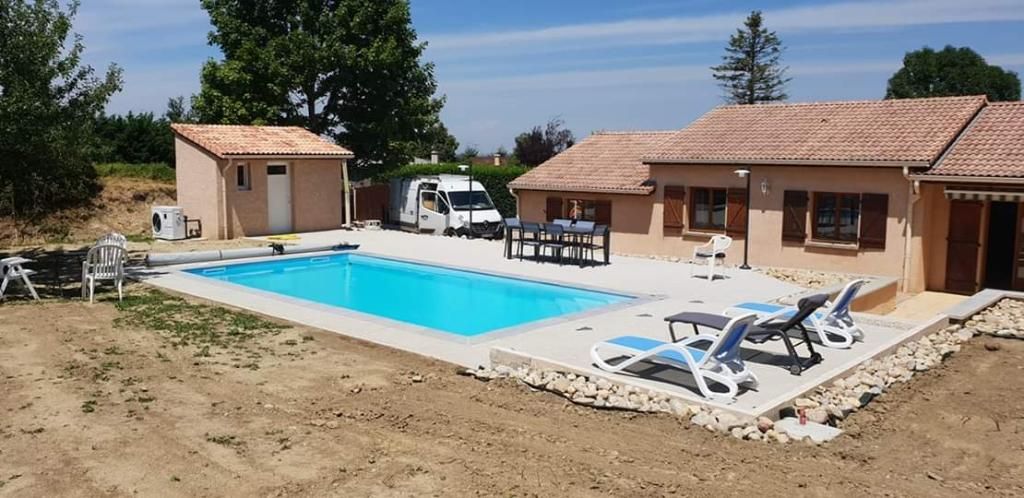 Piscine bleu clair avec un utilitaire en arrière plan