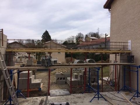 Chantier avec des parpaings et des tréteaux