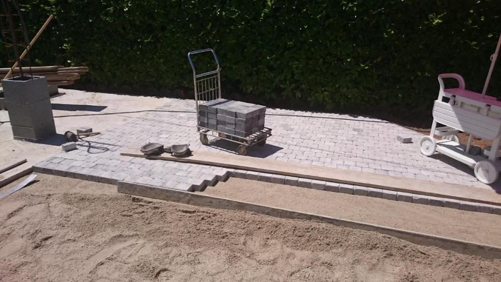 Chariot transportant des dalles de pierre