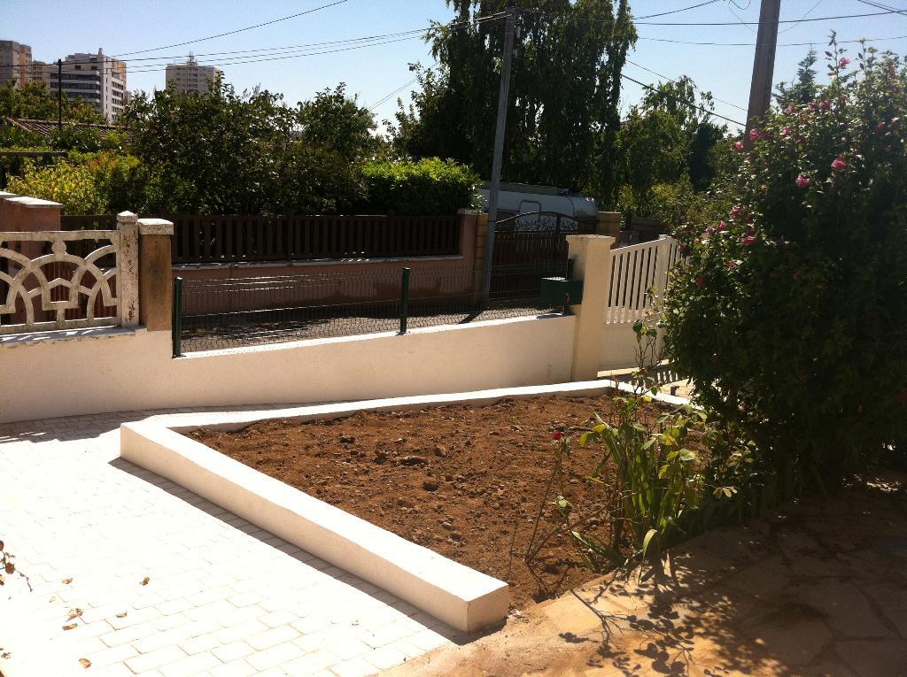 Clôture avec un parterre et une terrasse
