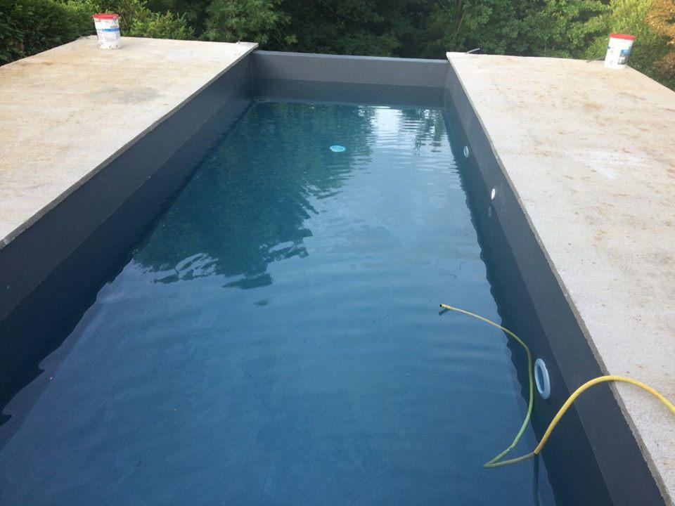 Piscine à moitié remplie