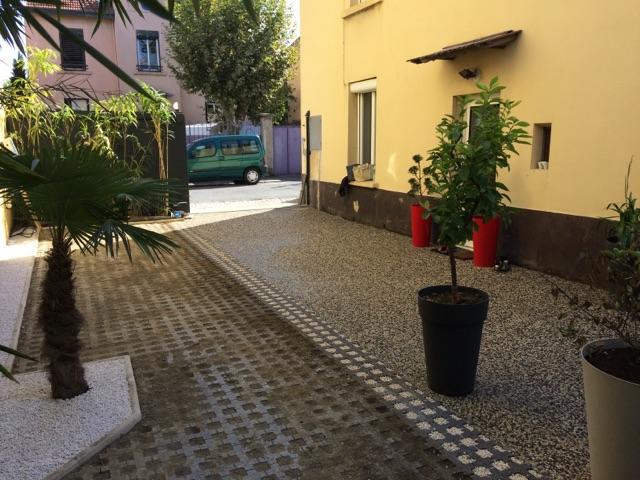 Allée de maison jaune et noire