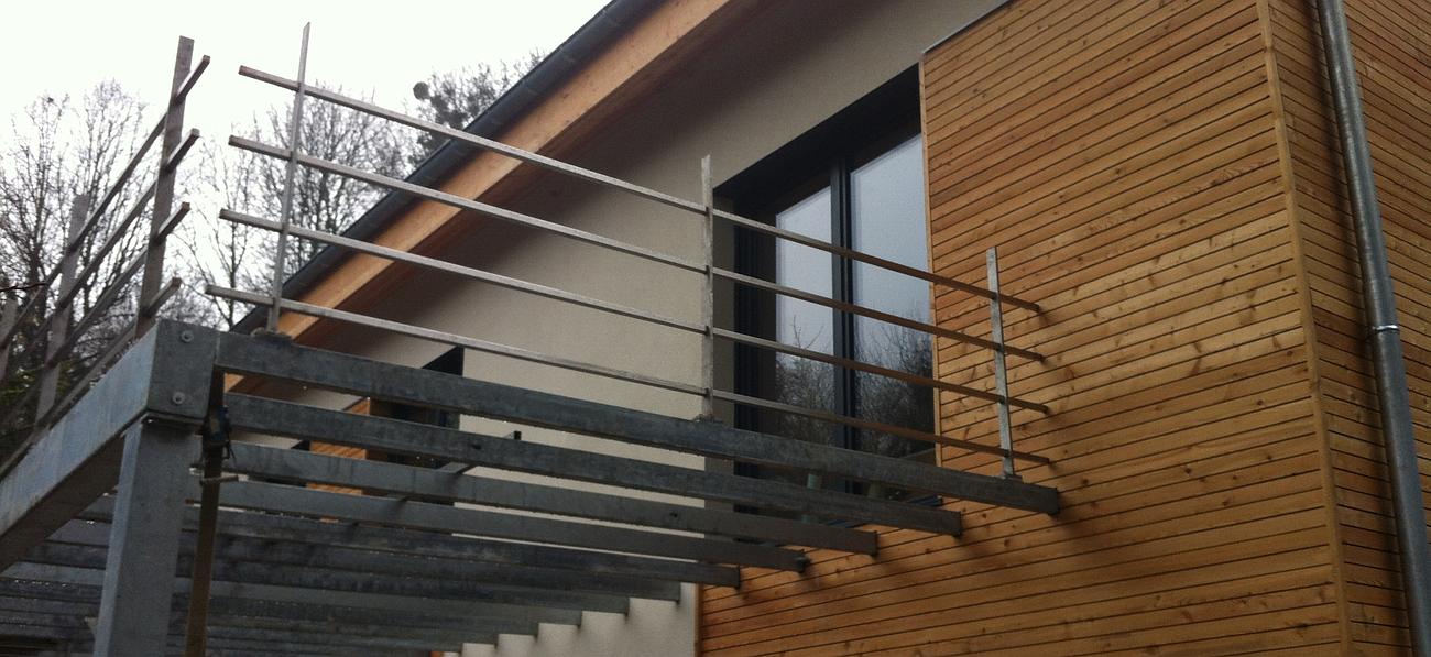 Terrasse en métal sur une maison en bois