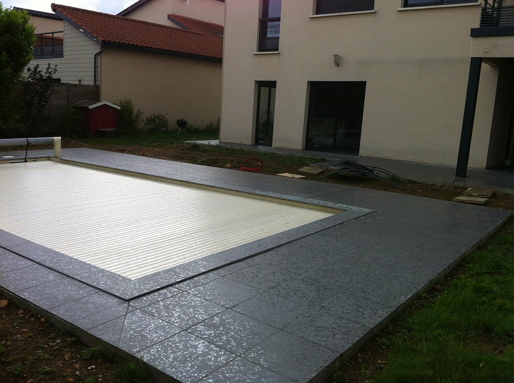 Terrasse grise autour d'une piscine
