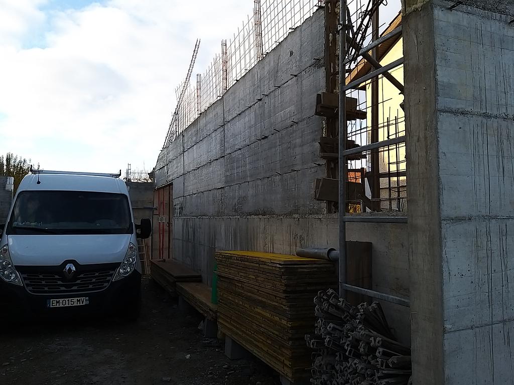 Construction d'un mur à côté d'un utilitaire