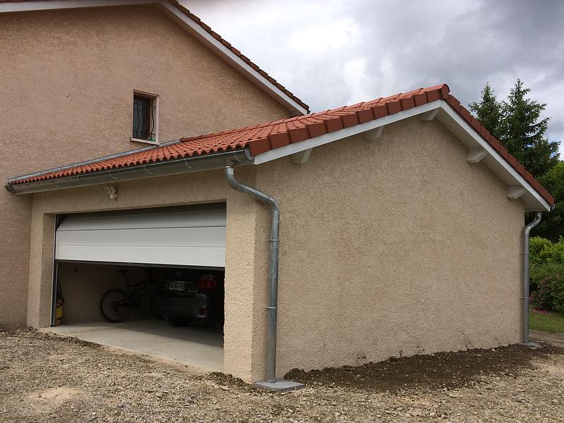 Garage neuf avec la porte entrouverte