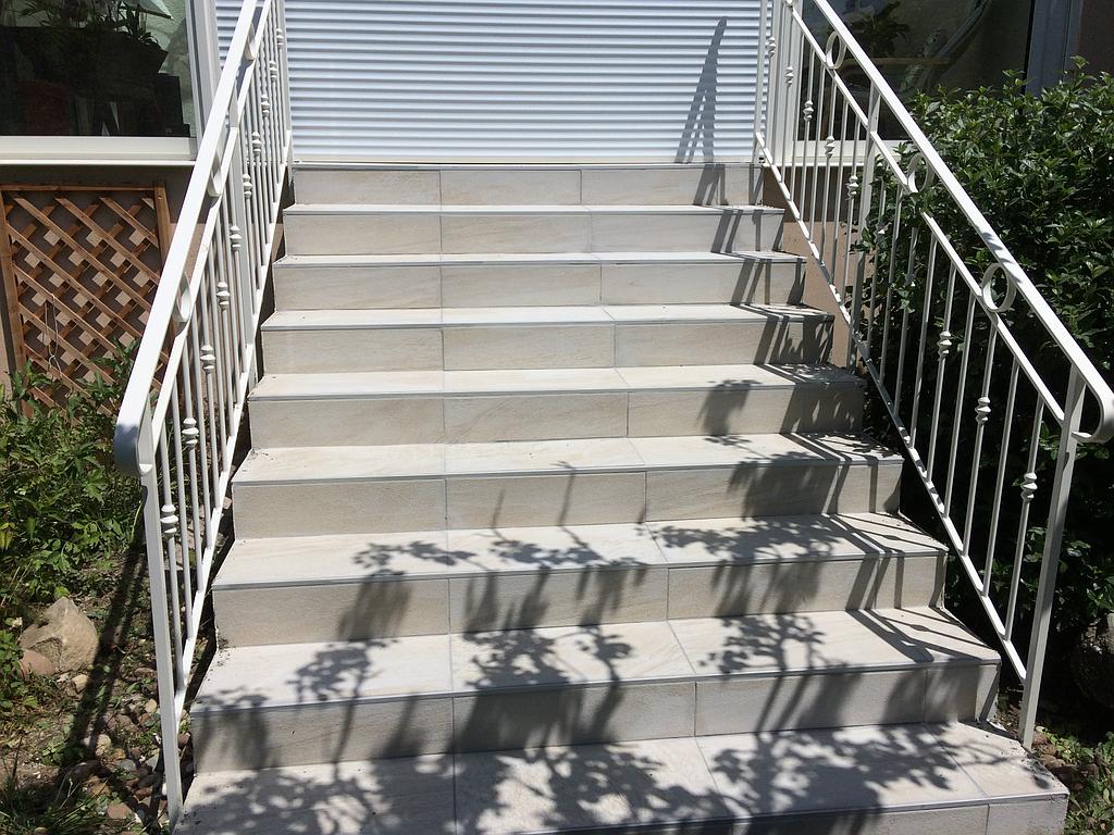 Escalier neuf en blanc