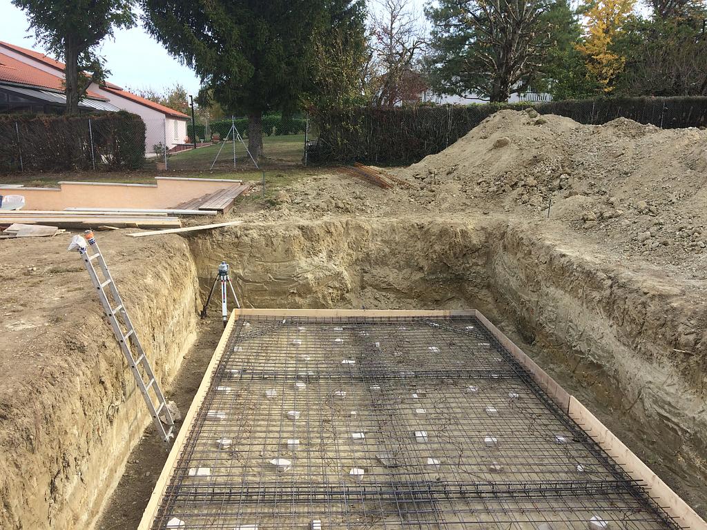 Trou avec un dallage en béton pour une piscine
