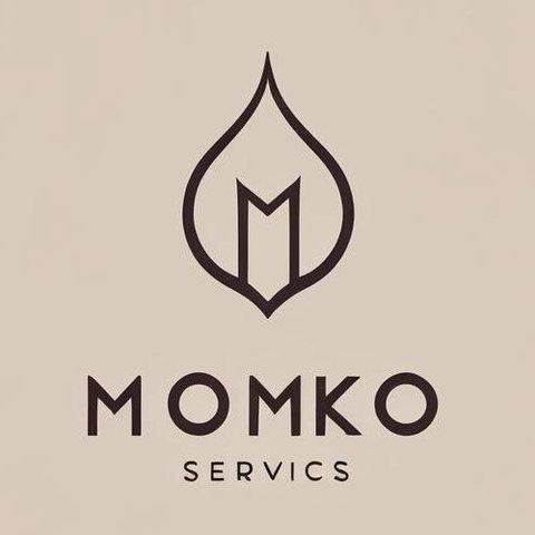 Logotipo de Momko Servics: "M" estilizada marr&oacute;n dentro de un contorno en forma de llama. Texto: "MOMKO SERVICIS" debajo.