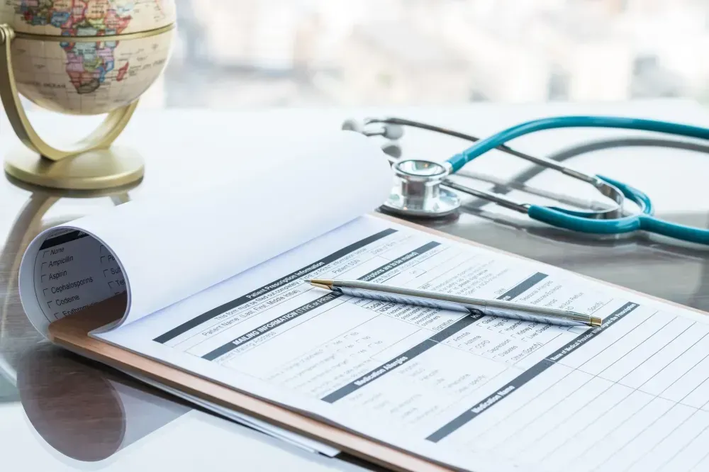 Un stéthoscope et un dossier médical posés sur un bureau