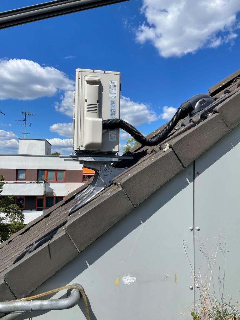 Eine Klimaanlage ist auf dem Dach eines Gebäudes montiert