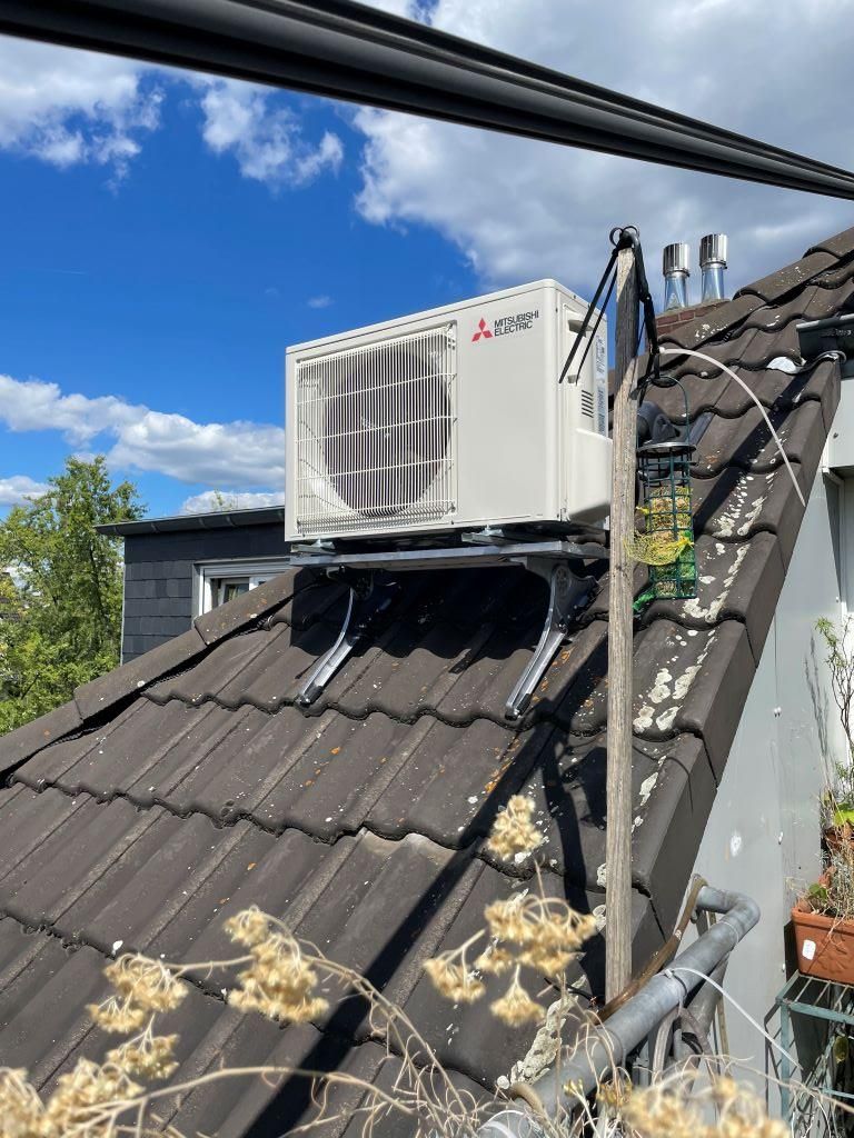 Eine Mitsubishi-Klimaanlage ist auf dem Dach eines Gebäudes montiert