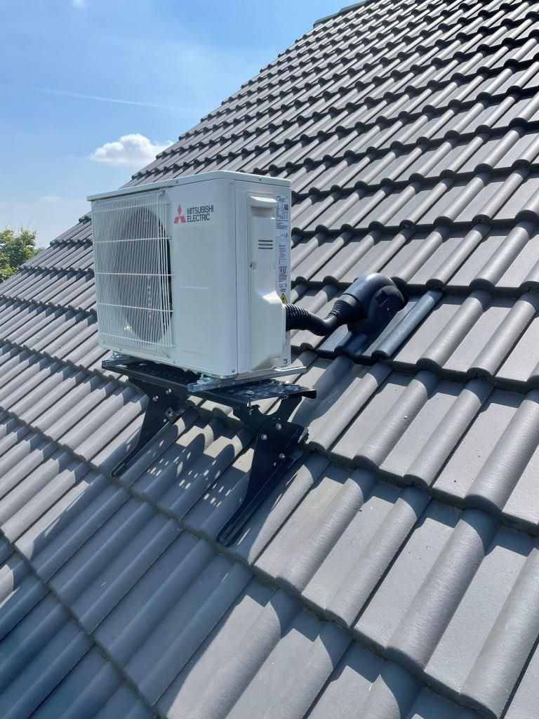 Eine Mitsubishi-Klimaanlage ist auf dem Dach eines Hauses montiert
