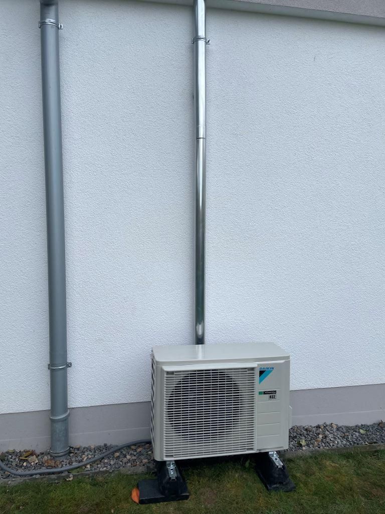 Eine Daikin-Klimaanlage ist an der Seite eines Gebäudes montiert