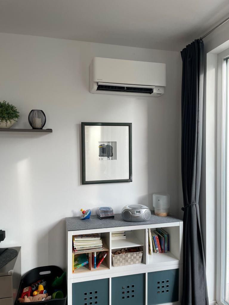 Ein Wohnzimmer mit einem Bild an der Wand über einem Regal