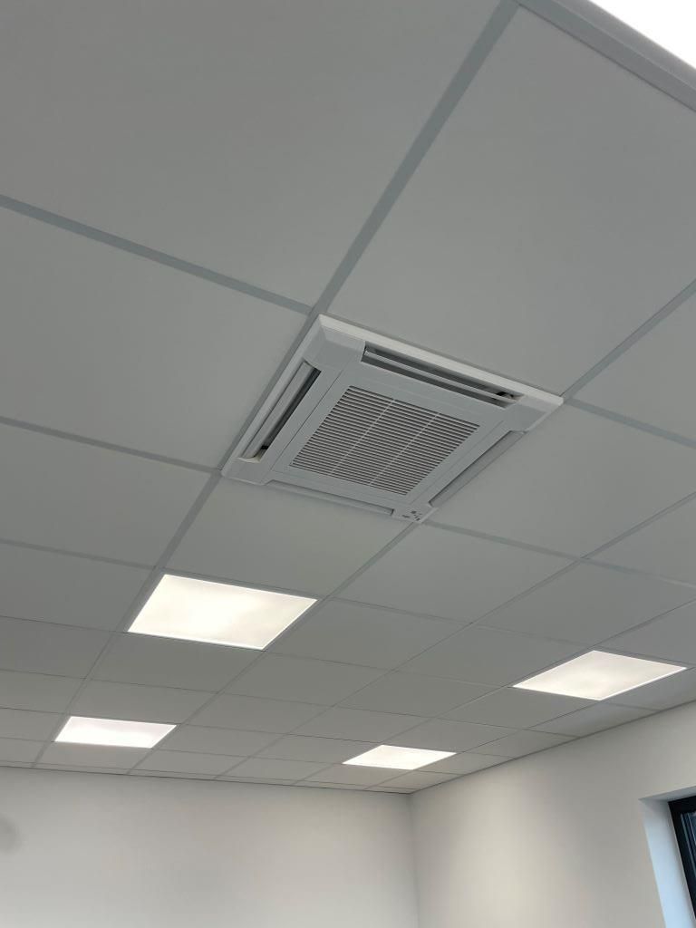 Eine weiße Decke mit einem quadratischen Licht darauf